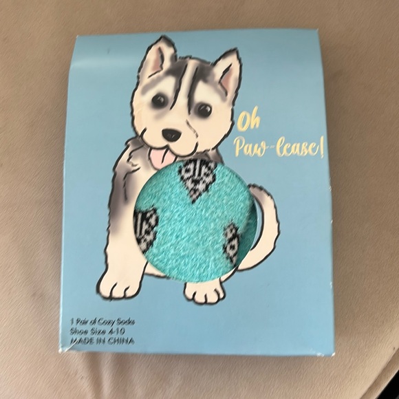NWT-fuzzy husky socks - Picture 1 of 2